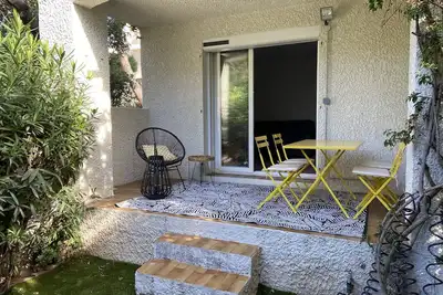 Image de F2 totalement rénové, Rez de jardin, parking sécurisé, proche plage et commerces