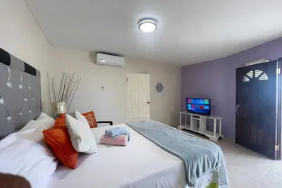 Image de Skyline Suites 2 Queen bedroom by RedAwning