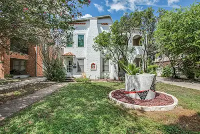 Image de Impressionist art themed 2b apartment in modernly renovated Spanish Colonial