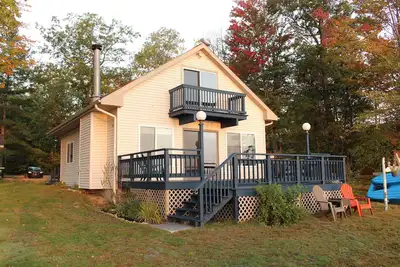 Image de Lakefront cottage with deck and firepit. Pets are welcome!