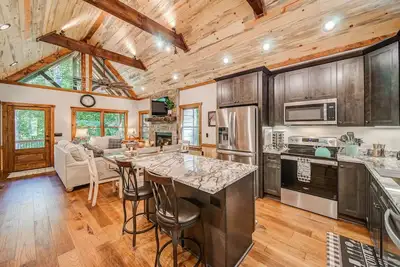 Image de New Build Luxury Cabin near Town! Fire Pit~ Hot tub~ Game Room~Pool & Fireplace!