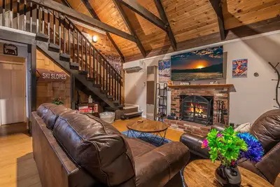 Image de Cozy Chalet❤️Spa • Dog Friendly • Fenced • FirePit • Near Village• Mountain View