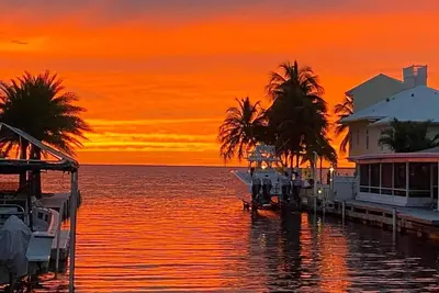 Image de Beautiful canal-front home with private pool!
