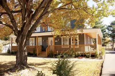 Image de Relaxing Country Home, Huge Fenced Yard, Backyard Gazebo Bar w\/ Tv & Griddle.