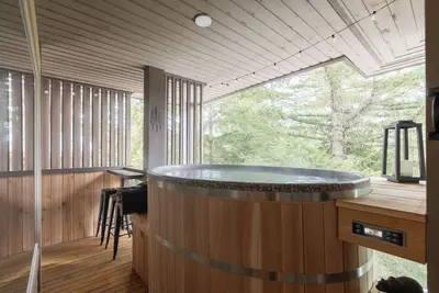 Image de Serene 1 Bedroom- Hot tub, Wood burning fireplace, Ski in\/out, Carport & Ev Chrg