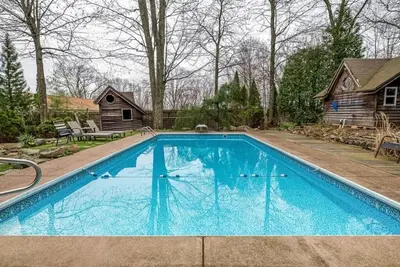 Image de Huge Poconos Retreat with a Hot Tub a Heated Pool and close to hiking