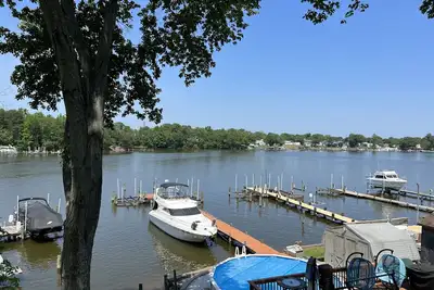 Image de Beautiful remodeled waterfront home - 20 minutes from Baltimore!