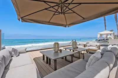 Image de The Sandbox - Vintage Beachfront Bungalow on private beach with air conditioning