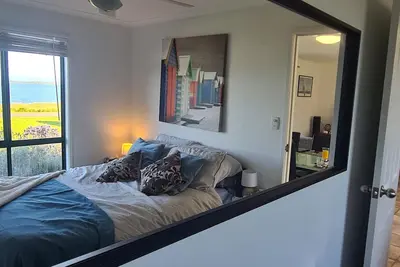 Image de 4 bedroom, 4 bathroom lakefront home.