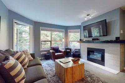 Image de 1 Bed/ 1 Bath, Picturesque Forest View, Ski in/out, Third Floor, A/C in summer in Bedroom