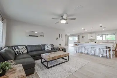 Image de Exquisite Hideaway on Shea: Updated Idyllic Family Home in Top Notch Location