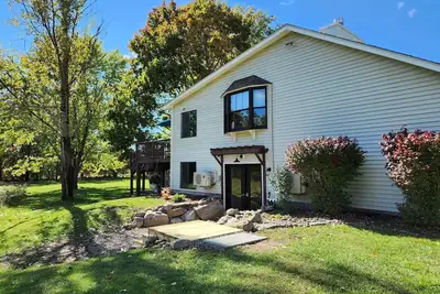 Image de Book newly renovated entire first level. Quiet country cottage.