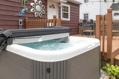 Image de Mtm Premier, Year-Round Hot Tub, fence