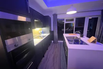 Image de 5* Hot tub, 110\" Outdoor Cinema, Fire Pit, Luxury Woodland Lodge,