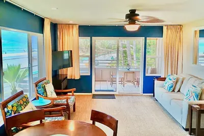 Image de New Central Ac! Oceanfront Steps from the Beach, with Pool, Jacuzzi, & Bbq.