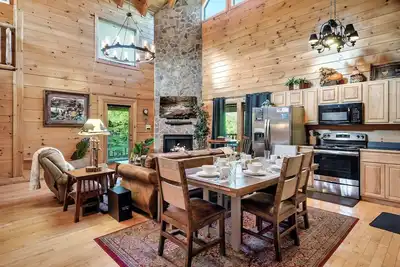 Image de Luxe 3b/3b Cabin Close to all attractions - Fall Special!