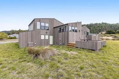 Image de Dog-friendly home with private hot tub, ocean/meadow views & shared pools