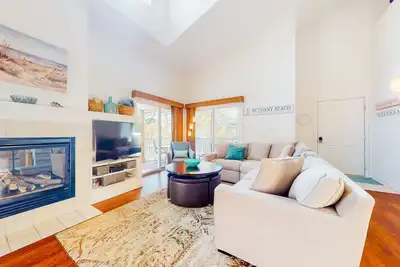 Image de Sea Colony condo with multiple pools, sports courts & beach access