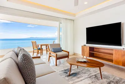 Image de Upscale condo with wraparound oceanfront view, pool & pool spa