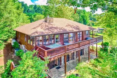 Image de Lakeside retreat with water views, Ac, Wifi, wraparound deck, patio & game room