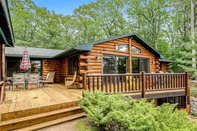 Image de Lakefront log cabin on 3. 5 acres with dock, gazebo & sunset views - dog-friendly