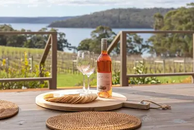Image de Norfolk Bay Retreat - views over the sea and vines