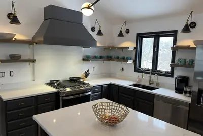 Image de Room for 10 adults and only 5 minites to downtown Lake Geneva.