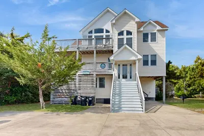 Image de Beach home with private hot tub, pool, sound view & game room - dog-friendly