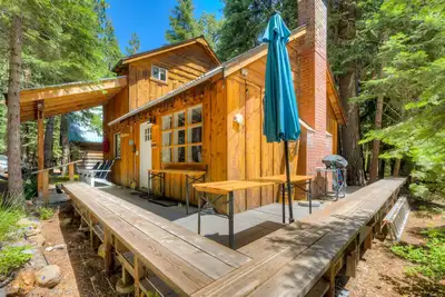 Beautiful family and dog-friendly cabin with gas fireplace, puzzles & games