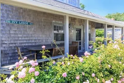 Image de An Original Whaling Cottage \"Ivy Lodge\" circa 1740 in Historical Sconset Village