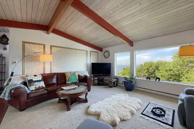 Image de Strait view! Great location for hiking, biking, kayaking and whale watching.