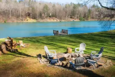 Image de Cozy lakeside cottage with outdoor haven for fishing, kayaking, and lounging