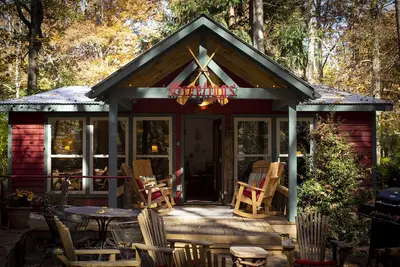 Image de 1880's Log Cabin Luxe + 21st c. Comfort = Mentone's Coolest Cabin