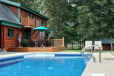 Image de Rustic Cabin Near Bike Path — Seasonal Heated Pool, Movie Theater & Fireplace