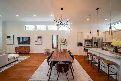 Image de Luxury Home in Midtown With Skyline View