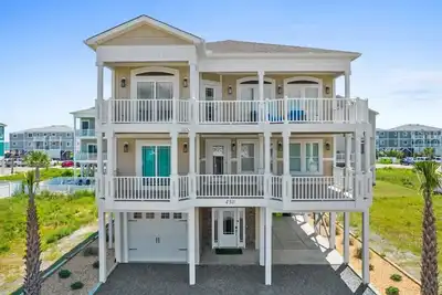 Image de East End Views featuring a private pool and hot tub