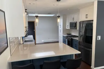 Image de Renovated Lake Home! Large Private Deck, near City Center \/ Hospital