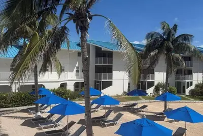 Image de 3 bedroom/3 bathroom-2 balconies/ view of saltwater pool and ocean End unit