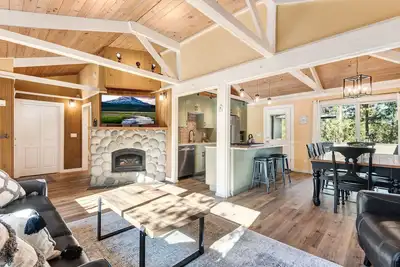 Image de Best location, fully renovated, new hot tub!