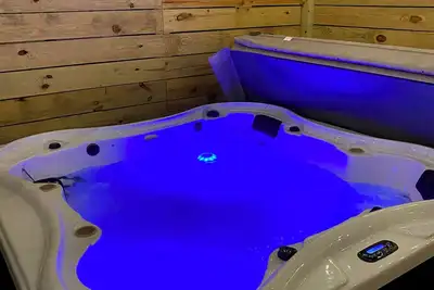 Image de Hot tub! 2Mins 2Base Clean & Cozy Sleeps 6. Near beaches