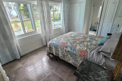 Image de Charming 2 bed, 2 bath cottage 100 feet from private sandy ocean beach