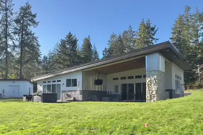 Image de Water View Modern Home on the Bay- Hot Tub + Scenic Views