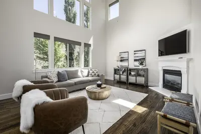 Image de Clean, modern, golf course home w/ incredible mtn views, close to hike/golf/ski.