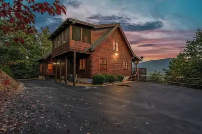 Image de New! Views, Hot Tub, Fire Pit, Secluded Getaway