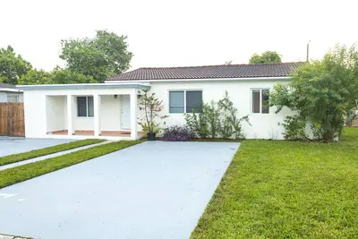 Image de Comfy Home in suburban neighborhood off Us-41 (Calle Ocho)