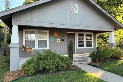 Image de Charming Craftsman Cottage. Downtown Gem!