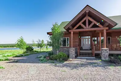 Image de Stunning property with water and mountain views - Sleeps 10
