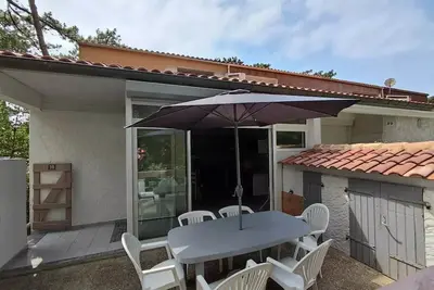 Résidence Les Pins. Villa patio pour 4 personnes avec terrasse dans la pinède. Plage à pied.