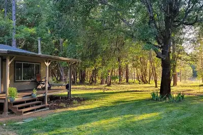 Image de Cozy Home on 5 wooded acres. Close to Applegate River, Parks, Fishing and Vineyards
