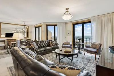 Image de Oceanfront Penthouse Paradise: Stunning Views